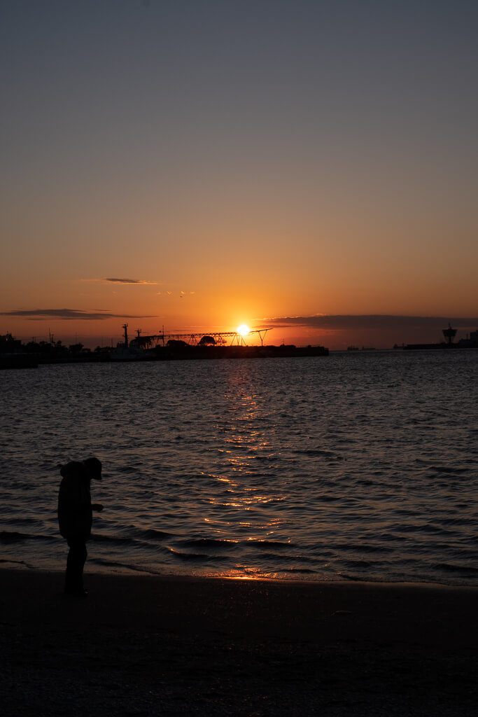 夕日と海とおじさん